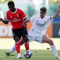 Antonio Blanco trata de anticiparse a un rival del Benfica en la final de la UEFA Youth League. Foto: Real Madrid