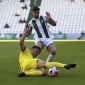 Un jugador del Lorca frena la entrada de Javi Flores. Foto: Fran Prez.