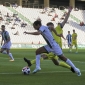 De las Cuevas intenta escapar de la presin de un jugador del Lorca. Foto: Fran Prez.