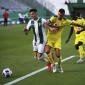 Luismi trata de escapar de la presin de un jugador del Lorca. Foto: Fran Prez