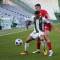 lex Robles protege el baln ante la presin de un jugador hispalense. Foto: Fran Prez.