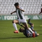 Felipe trata de driblar a Adri, meta del Castilleja. Foto: Fran Prez