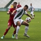 Tellado trata de proteger el baln ante la presin de un jugador del Castilleja . Foto: Fran Prez