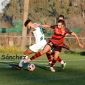 Un jugador del Gerena corta el avance de Felipe Veloso. Foto: J. Snchez