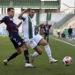 Moutinho trata de llevarse el baln ante la presin de un jugador del Yeclano. Foto: Fran Prez