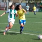 Cintia forcejea por el baln con una jugadora del Juan Grande. Foto: J. Snchez