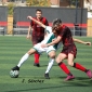 Un jugador del Crdoba protege el baln ante la presin de uno del Sneca. Foto: J. Snchez