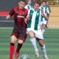 Un jugador del Sneca y uno del Crdoba pugnan por el baln. Foto: J, Snchez