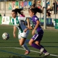 Celia Ruano trata de escapar de la presin de una jugadora del Mlaga. Foto: J. Snchez