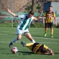 lex Marcelo elude la entrada de Camacho en el duelo ante el San Roque de Lepe. Foto: J. Snchez