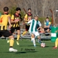 lex Melndez trata de centrar rodeado de jugadores del San Roque de Lepe. Foto: J. Snchez