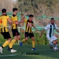 Antonio Moyano es perseguido por tres jugadores del San Roque de Lepe. Foto: J. Snchez