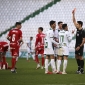 Instante en el que el colegiado muestra la tarjeta roja a Valverde. Foto: Fran Prez.