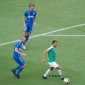 Miguel de las Cuevas controla el baln ante la presin de un jugador rival. Foto: J. Snchez