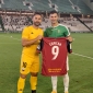 Kike Mrquez entrega a Willy una camiseta del Extremadura con el 9 y Capitn como nombre. Foto: Extremadura UD