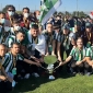 Celebracin de los jugadores del Crdoba Genuine con su trofeo de campeones.